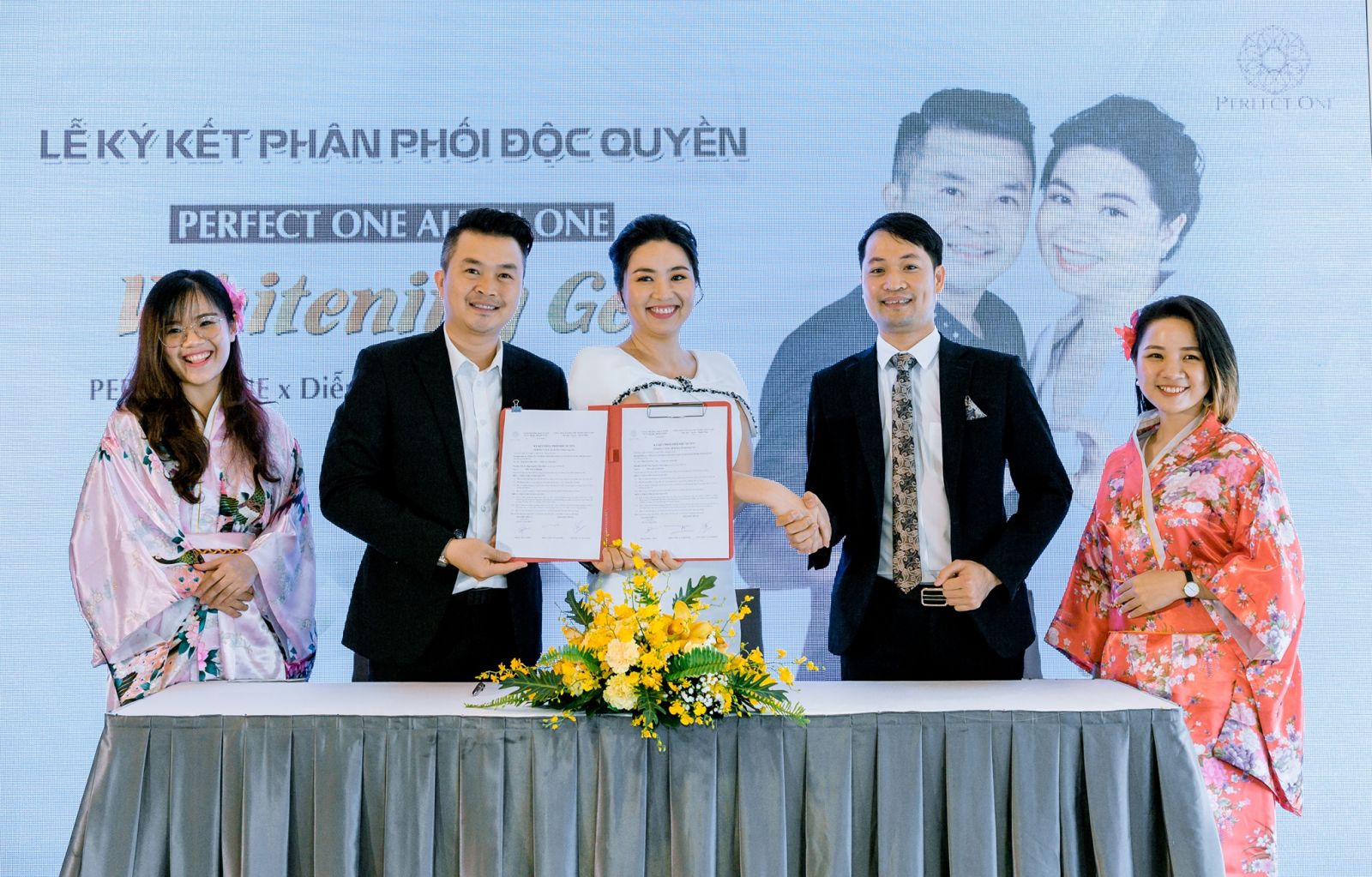 Diễn viên Lê Khánh – Tuấn Khải ký kết phân phối độc quyền PERFECT ONE All in One Whitening Gel tại Việt Nam